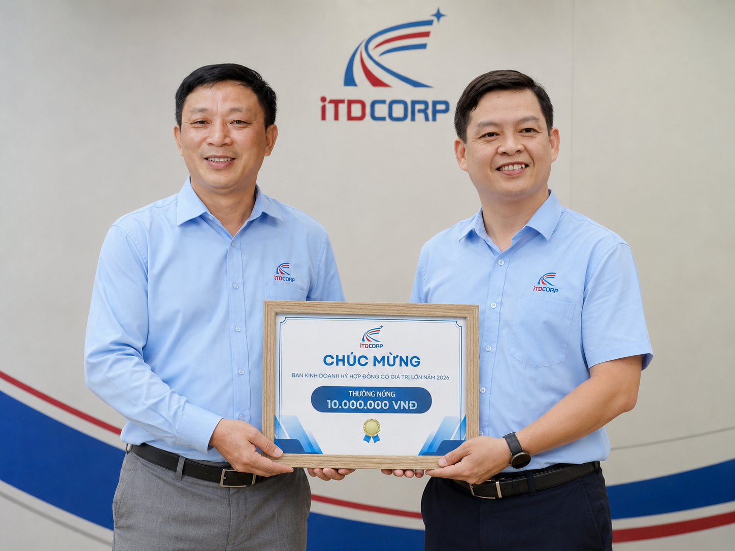 Đại diện Ban Lãnh đạo ITD trao thưởng chúc mừng hợp đồng mới của Ban Kinh doanh.